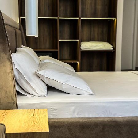 Alexander Rooms Durres Bagian luar foto