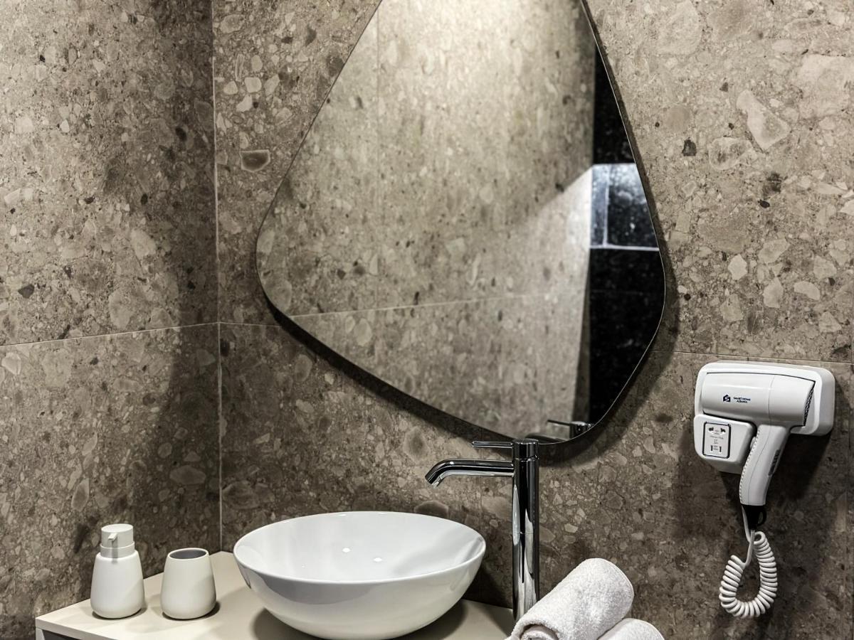 Alexander Rooms Durres Bagian luar foto