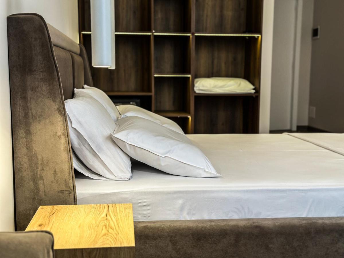 Alexander Rooms Durres Bagian luar foto