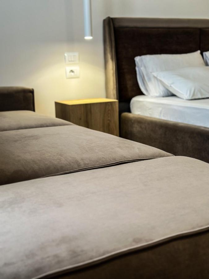 Alexander Rooms Durres Bagian luar foto